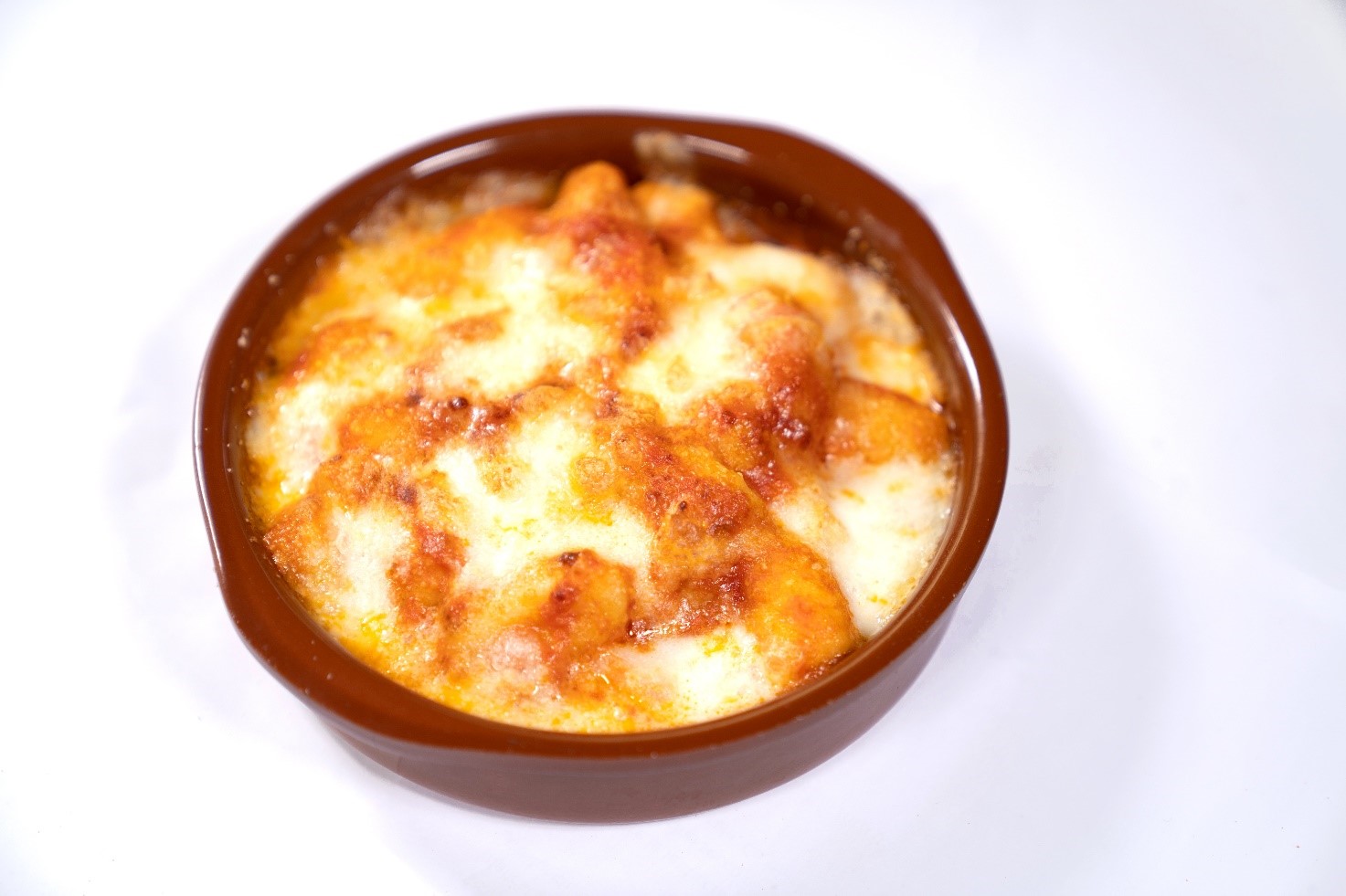 索伦托风味意式面疙瘩佐番茄酱和马苏里拉奶酪