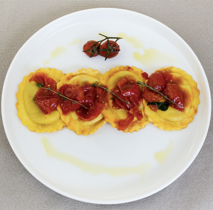 意式茄子饺子配波罗伏洛奶酪和樱桃番茄酱